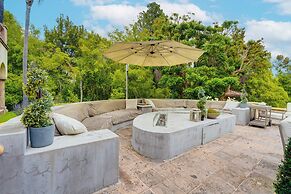 Carolwood - Modern Tuscan Villa With Rolling Lawns and Loggia in Holmb