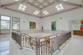 Carolwood - Modern Tuscan Villa With Rolling Lawns and Loggia in Holmb