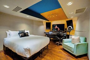 Carolwood - Modern Tuscan Villa With Rolling Lawns and Loggia in Holmb