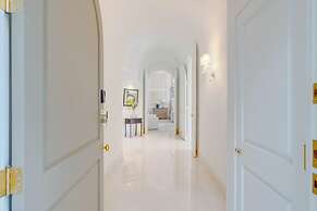 Carolwood - Modern Tuscan Villa With Rolling Lawns and Loggia in Holmb