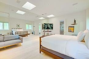 Carolwood - Modern Tuscan Villa With Rolling Lawns and Loggia in Holmb