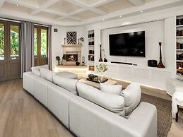 Carolwood - Modern Tuscan Villa With Rolling Lawns and Loggia in Holmb