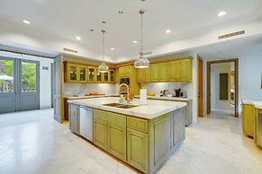 Carolwood - Modern Tuscan Villa With Rolling Lawns and Loggia in Holmb