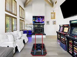 Carolwood - Modern Tuscan Villa With Rolling Lawns and Loggia in Holmb