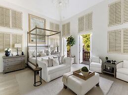 Carolwood - Modern Tuscan Villa With Rolling Lawns and Loggia in Holmb