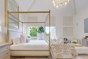 Carolwood - Modern Tuscan Villa With Rolling Lawns and Loggia in Holmb