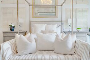 Carolwood - Modern Tuscan Villa With Rolling Lawns and Loggia in Holmb