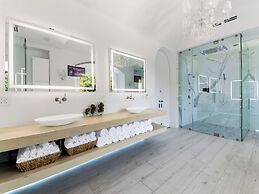 Carolwood - Modern Tuscan Villa With Rolling Lawns and Loggia in Holmb