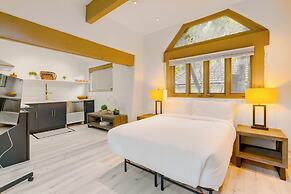 Carolwood - Modern Tuscan Villa With Rolling Lawns and Loggia in Holmb