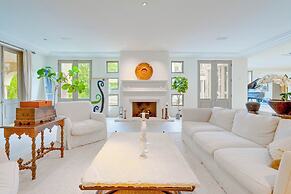 Carolwood - Modern Tuscan Villa With Rolling Lawns and Loggia in Holmb