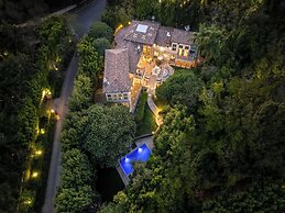 Carolwood - Modern Tuscan Villa With Rolling Lawns and Loggia in Holmb