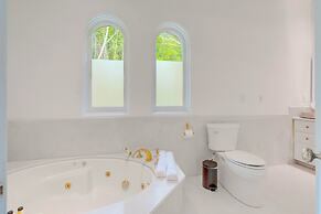 Carolwood - Modern Tuscan Villa With Rolling Lawns and Loggia in Holmb