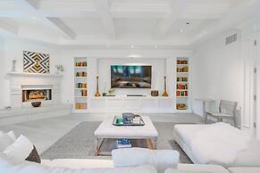 Carolwood - Modern Tuscan Villa With Rolling Lawns and Loggia in Holmb