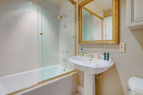 Carolwood - Modern Tuscan Villa With Rolling Lawns and Loggia in Holmb