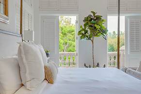 Carolwood - Modern Tuscan Villa With Rolling Lawns and Loggia in Holmb