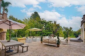 Carolwood - Modern Tuscan Villa With Rolling Lawns and Loggia in Holmb