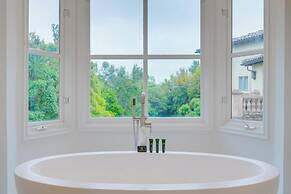 Carolwood - Modern Tuscan Villa With Rolling Lawns and Loggia in Holmb