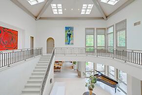 Carolwood - Modern Tuscan Villa With Rolling Lawns and Loggia in Holmb