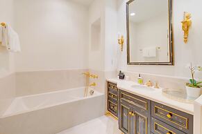 Carolwood - Modern Tuscan Villa With Rolling Lawns and Loggia in Holmb