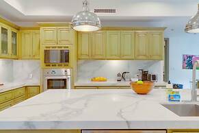 Carolwood - Modern Tuscan Villa With Rolling Lawns and Loggia in Holmb