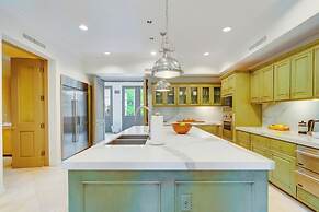 Carolwood - Modern Tuscan Villa With Rolling Lawns and Loggia in Holmb