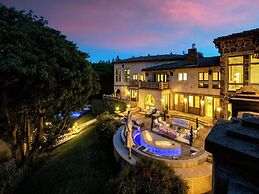 Carolwood - Modern Tuscan Villa With Rolling Lawns and Loggia in Holmb