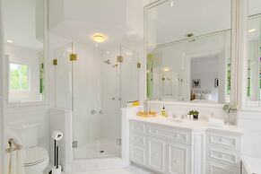 Carolwood - Modern Tuscan Villa With Rolling Lawns and Loggia in Holmb