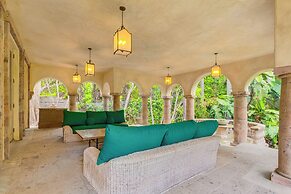 Carolwood - Modern Tuscan Villa With Rolling Lawns and Loggia in Holmb