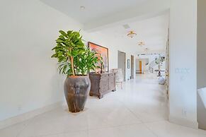 Carolwood - Modern Tuscan Villa With Rolling Lawns and Loggia in Holmb