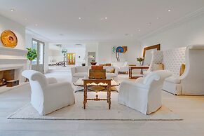 Carolwood - Modern Tuscan Villa With Rolling Lawns and Loggia in Holmb