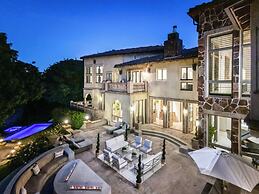 Carolwood - Modern Tuscan Villa With Rolling Lawns and Loggia in Holmb