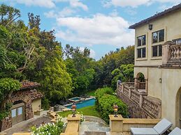 Carolwood - Modern Tuscan Villa With Rolling Lawns and Loggia in Holmb