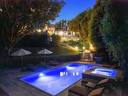 Carolwood - Modern Tuscan Villa With Rolling Lawns and Loggia in Holmb