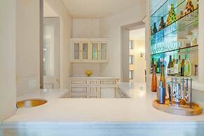 Carolwood - Modern Tuscan Villa With Rolling Lawns and Loggia in Holmb