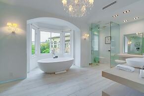 Carolwood - Modern Tuscan Villa With Rolling Lawns and Loggia in Holmb