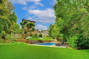 Carolwood - Modern Tuscan Villa With Rolling Lawns and Loggia in Holmb
