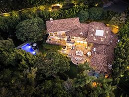 Carolwood - Modern Tuscan Villa With Rolling Lawns and Loggia in Holmb