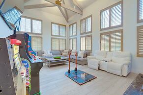 Carolwood - Modern Tuscan Villa With Rolling Lawns and Loggia in Holmb