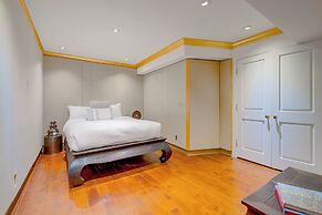 Carolwood - Modern Tuscan Villa With Rolling Lawns and Loggia in Holmb