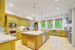 Carolwood - Modern Tuscan Villa With Rolling Lawns and Loggia in Holmb