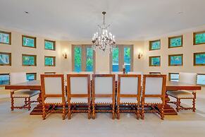 Carolwood - Modern Tuscan Villa With Rolling Lawns and Loggia in Holmb