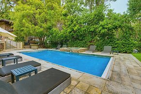 Carolwood - Modern Tuscan Villa With Rolling Lawns and Loggia in Holmb