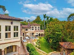 Carolwood - Modern Tuscan Villa With Rolling Lawns and Loggia in Holmb