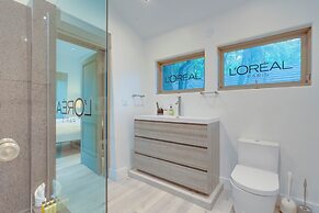 Carolwood - Modern Tuscan Villa With Rolling Lawns and Loggia in Holmb