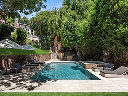 Carolwood - Modern Tuscan Villa With Rolling Lawns and Loggia in Holmb