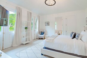 Carolwood - Modern Tuscan Villa With Rolling Lawns and Loggia in Holmb