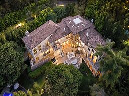 Carolwood - Modern Tuscan Villa With Rolling Lawns and Loggia in Holmb