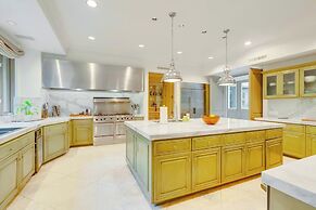 Carolwood - Modern Tuscan Villa With Rolling Lawns and Loggia in Holmb