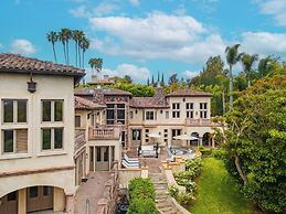 Carolwood - Modern Tuscan Villa With Rolling Lawns and Loggia in Holmb