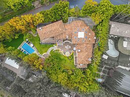 Carolwood - Modern Tuscan Villa With Rolling Lawns and Loggia in Holmb